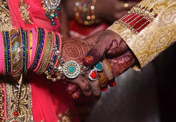 64 ஆண்டுகளுக்குப் பிறகுப் பேரப்பிள்ளைகள் நடத்தி வைத்த திருமணம்; நெகிழ வைக்கும் குஜராத் ஜோடி!
