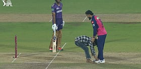 Riyan Parag : ரியான் பராக்கின் காலில் விழுந்த ரசிகர் - ட்ரோல் செய்வது நியாயமா?