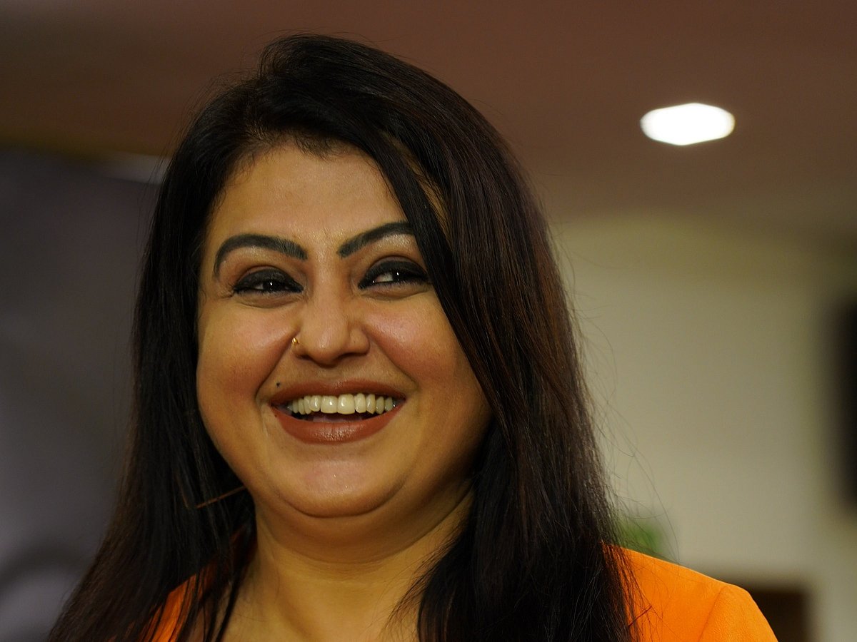 குடும்ப ரீதியா பாதிக்கப்படுவார்னு யோசிச்சேன்; ஆனா வேற வழியில்ல - Hard Disk விவகாரம் குறித்து சோனா