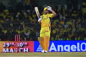 Dhoni : `இக்கட்டான நேரத்தில் களத்திற்கு வராத `பேட்ஸ்மேன்' தோனி!' - சென்னை அணிக்குத் தேவைதானா?