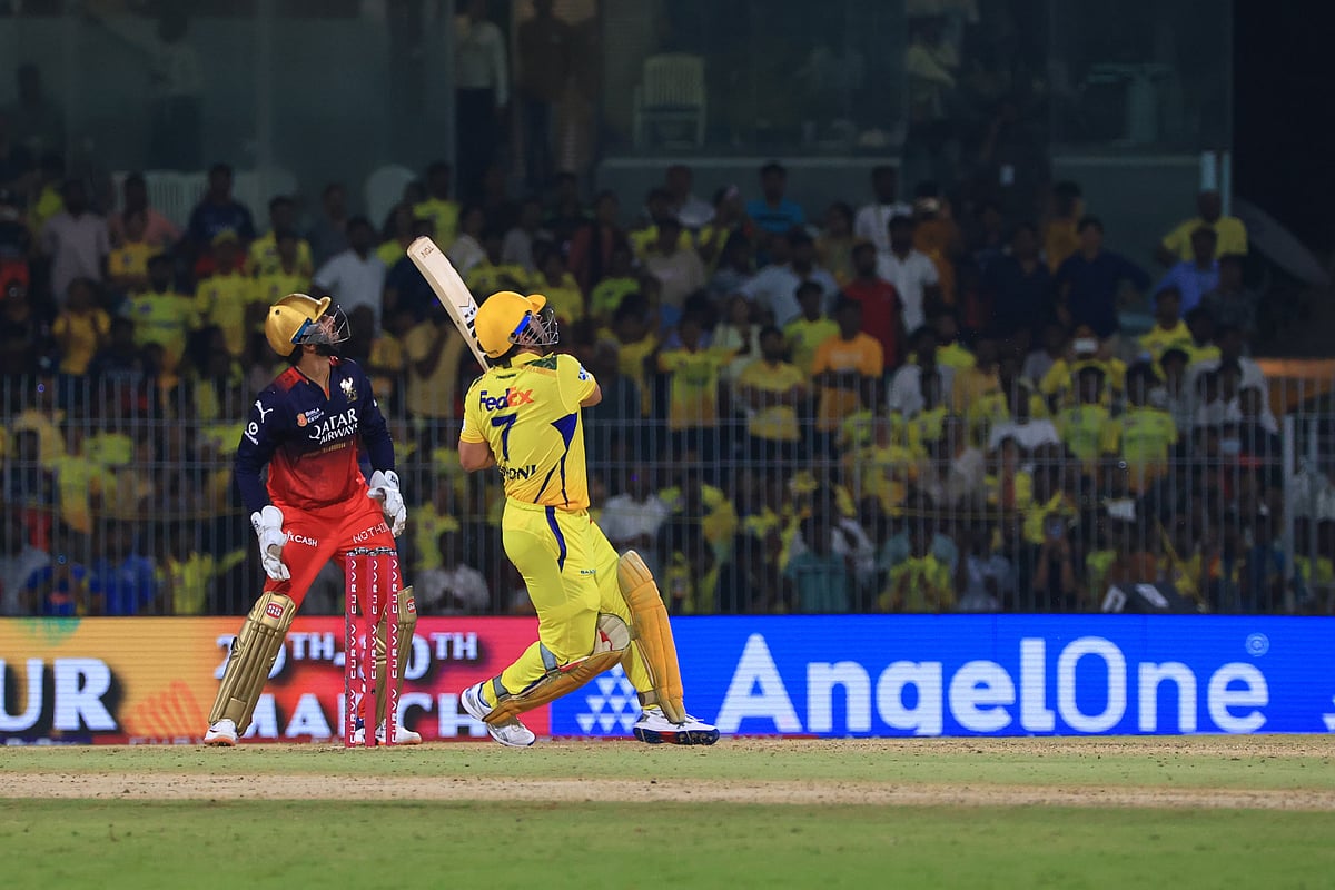 Dhoni : `இக்கட்டான நேரத்தில் களத்திற்கு வராத `பேட்ஸ்மேன் தோனி! - சென்னை அணிக்குத் தேவைதானா?