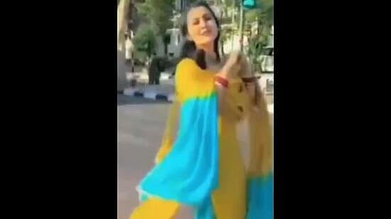 நடுரோட்டில் நடனமாடிய மனைவி; சஸ்பெண்ட் ஆன கான்ஸ்டபிள்.. வைரல் வீடியோவால் நடவடிக்கை