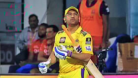 Dhoni : `இன்றைய போட்டியோடு ஓய்வை அறிவிக்கிறாரா தோனி?'- பரவும் செய்தியும் பின்னணியும்