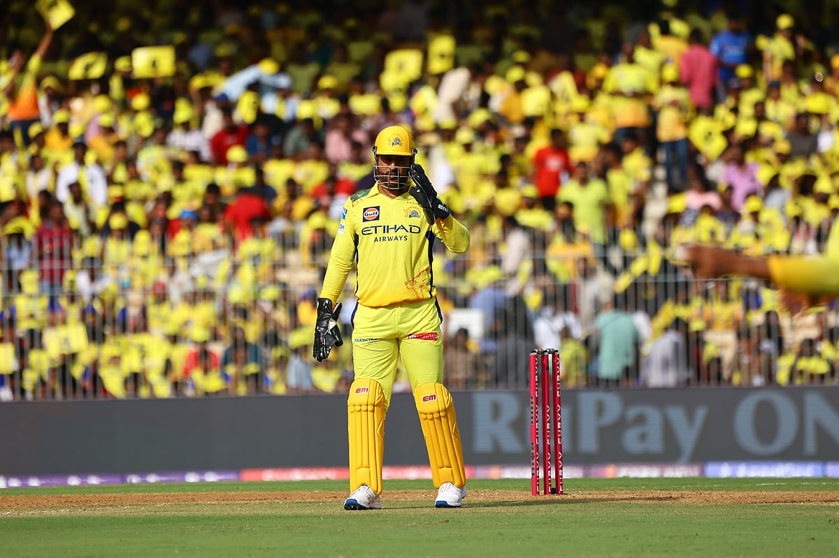 Chepauk : களத்தில் தோனி; பெருமிதத்தோடு பெற்றோர்! - Exclusive Photo Album