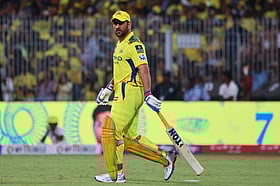 Dhoni : `அடையாளத்தை இழக்காதீர்கள்' - எங்கள் ஹீரோவாகவே ஓய்வை அறிவியுங்கள் தோனி