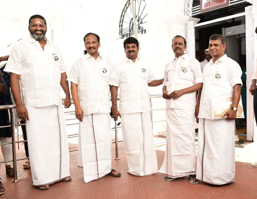 அந்த தியாகி யார்? என்ற பேட்ஜ் அணிந்த அதிமுக எம்.எல்.ஏக்கள்