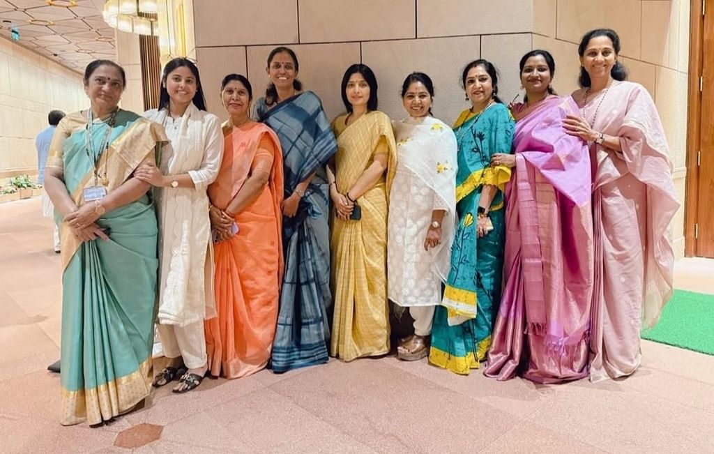 நாடாளுமன்ற உறுப்பினர்களுடன் அதிதி யாதவ்