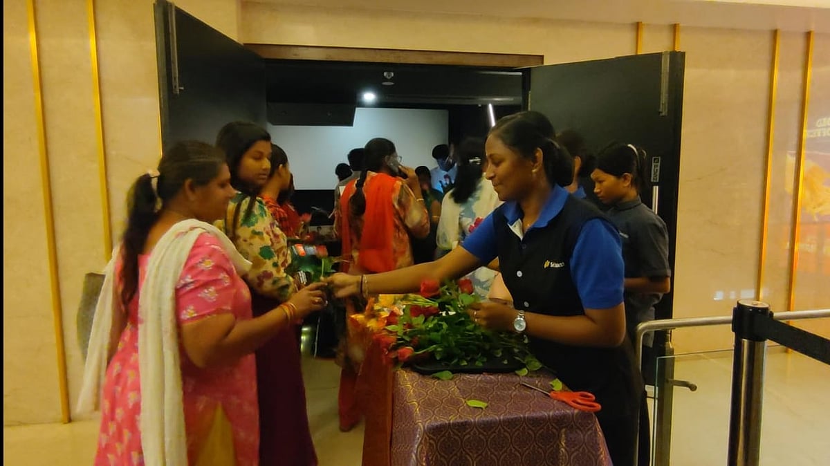 பெண்களுக்கான முதல் FDFS 