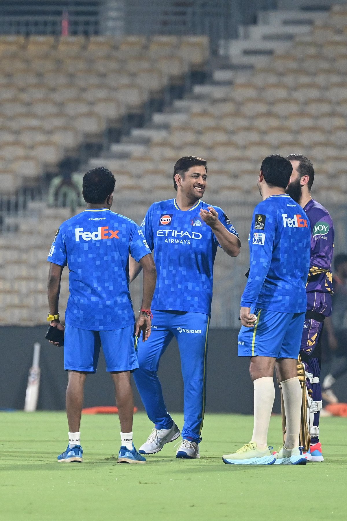 CSK : கேப்டன் தோனி Takes Charge! - ப்ளெம்மிங்குடன் தீவிர ஆலோசனையில் தோனி! | Photo Album