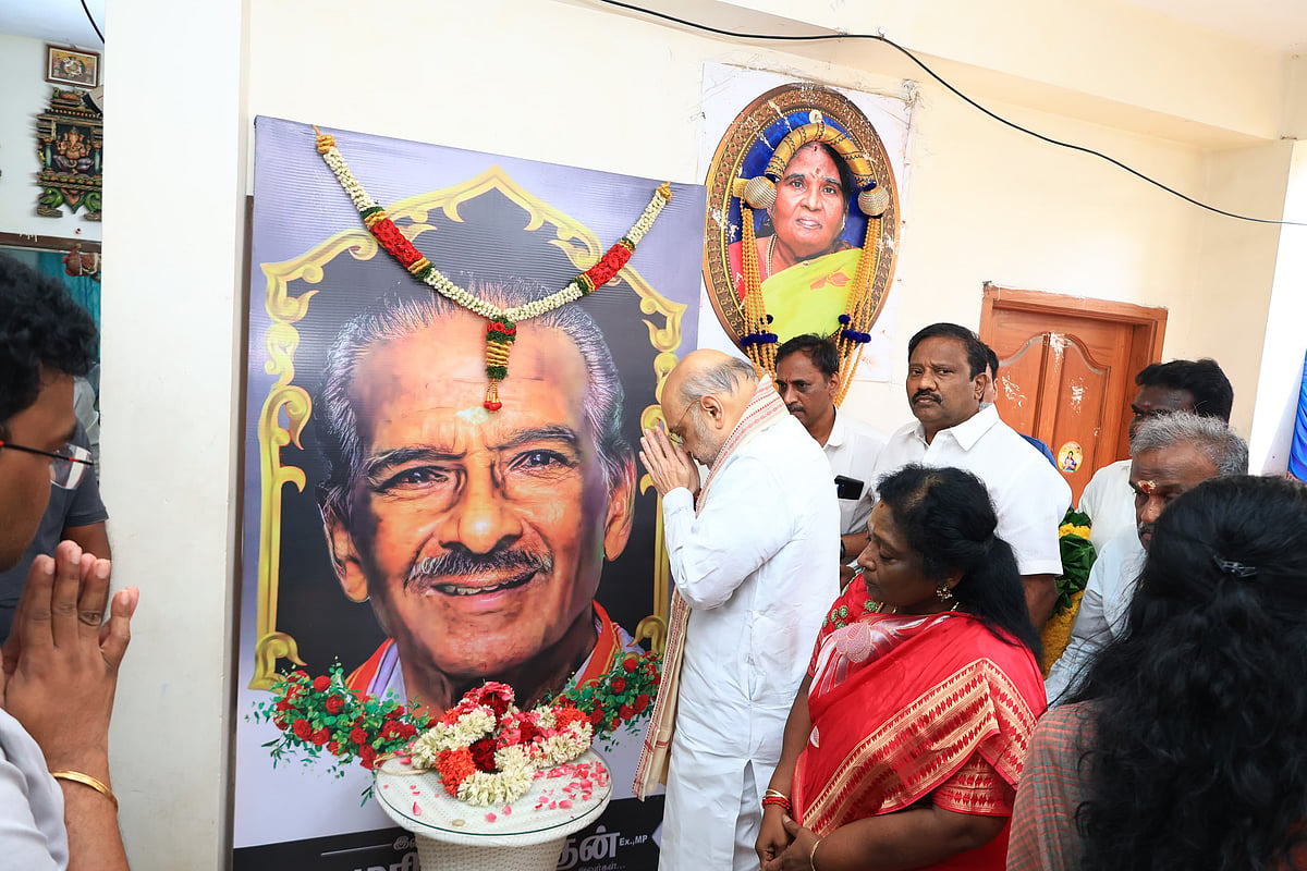 குருமூர்த்தி இல்லத்தில் ஒன்றரை மணிநேரம் அமித் ஷா பேச்சுவார்த்தை.. நீக்கப்பட்ட NDA டிஜிட்டல் பேனர்!