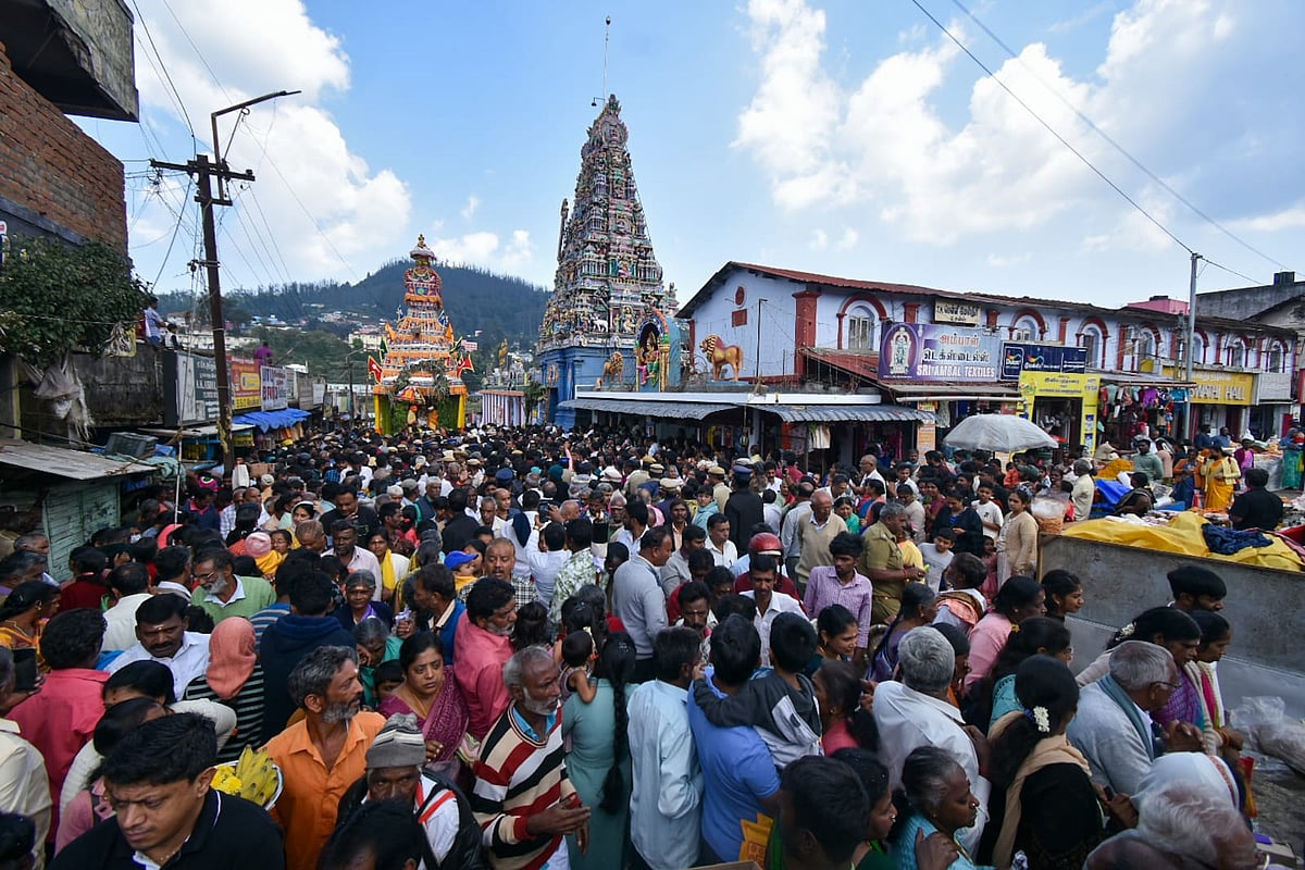 ஊட்டி மாரியம்மன் கோயில்: பாரம்பர்ய தேரோட்டம் காண அலையெனத் திரண்ட மக்கள்; உப்பு செலுத்தி வழிபாடு!