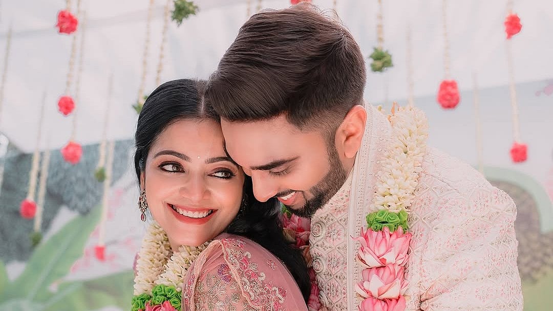 தாலி கட்டும் நேரத்தில் ரோஷன் கண்கலங்கிவிட்டார்! - காதலன் பற்றி நடிகை ஜனனி