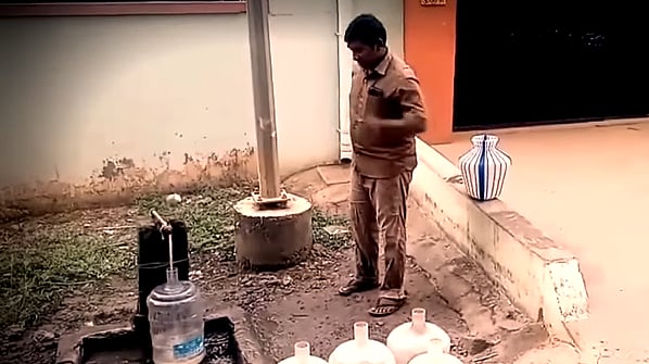 `திமுக நீர் மோர் பந்தலுக்காக குப்பை வண்டியில் சென்ற குடிநீர் - அதிர்ச்சி வீடியோ, வலுக்கும் கண்டனம்