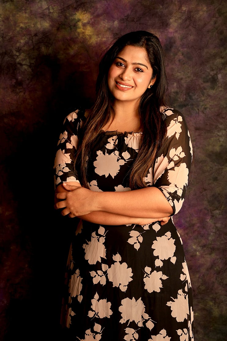`மீனாட்சி சுந்தரம் சீரியல்  நடிகை ஷோபனாவின் லேட்டஸ்ட் போட்டோஷூட் ஸ்டில்ஸ்!