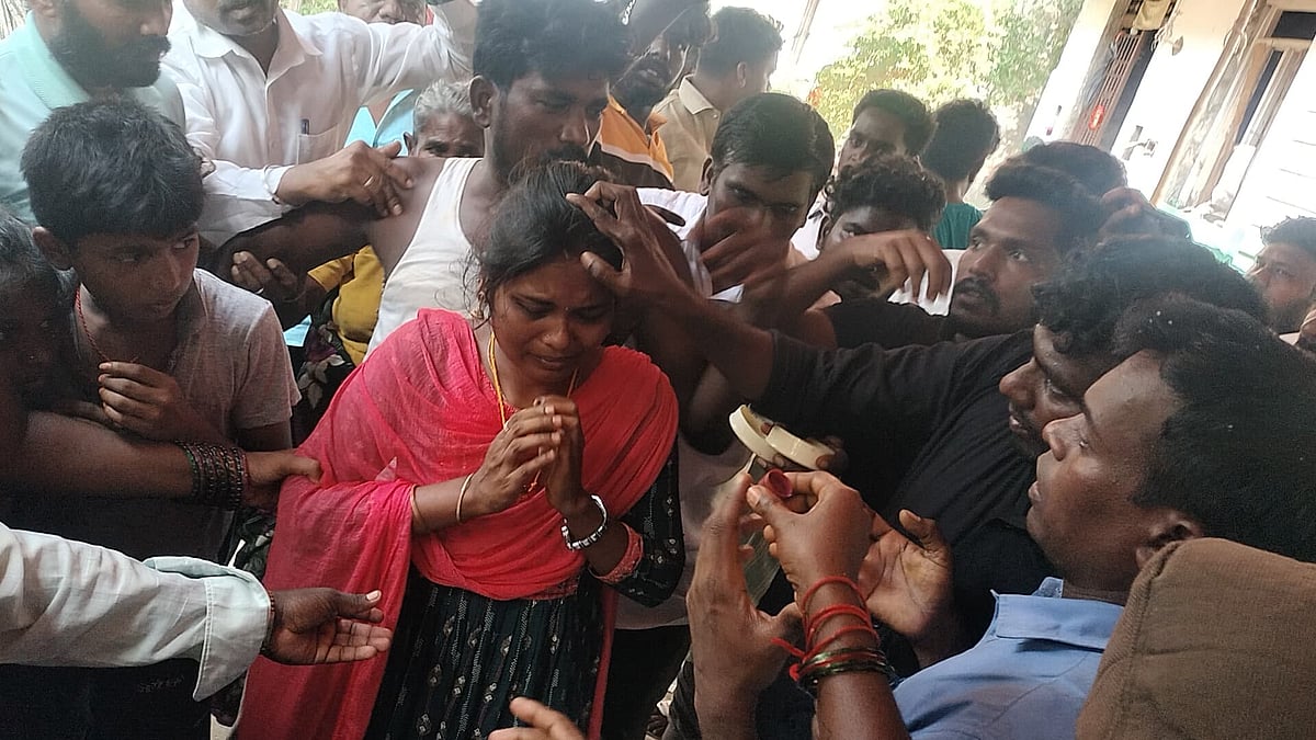 கடலூர்: தந்தையின் இறுதிச்சடங்கில் காதலியை மணந்த மகன்; நெகிழ வைத்த திருமணத்தின் பின்னணி என்ன?