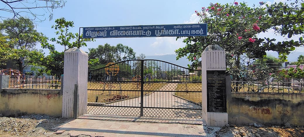 திருப்பத்தூர்: பூங்காவில் மரங்கள் வெட்டப்பட்ட விவகாரம்; கவுன்சிலரின் கணவர் மீது புகார்!