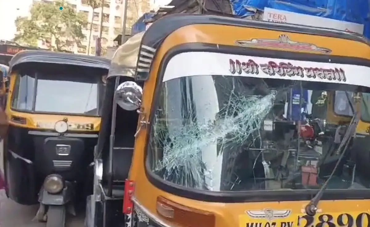மும்பை: வாகனங்களுடன் வாள் வீச்சு சண்டை; ரகளை செய்த சிறுவரை வளைத்துப் பிடித்த போலீஸ்; என்ன நடந்தது?
