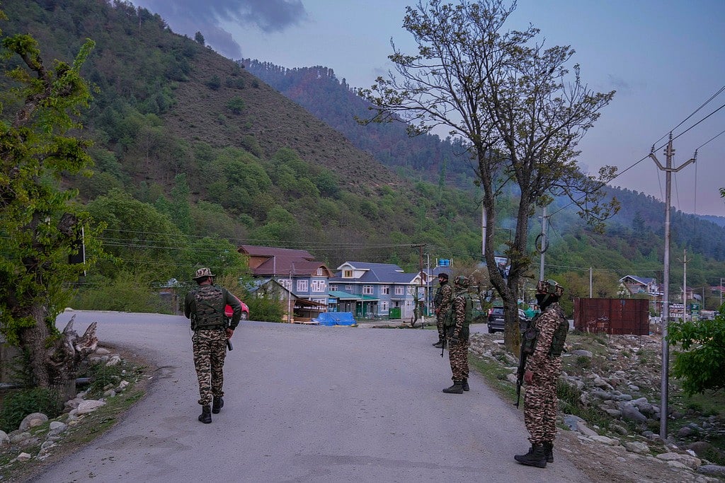 Pahalgam Attack: ஜம்மு காஷ்மீரை விட்டு அவசரமாக வெளியேறும்  சுற்றுலா பயணிகள்; உதவும்  உமர் அப்துல்லா