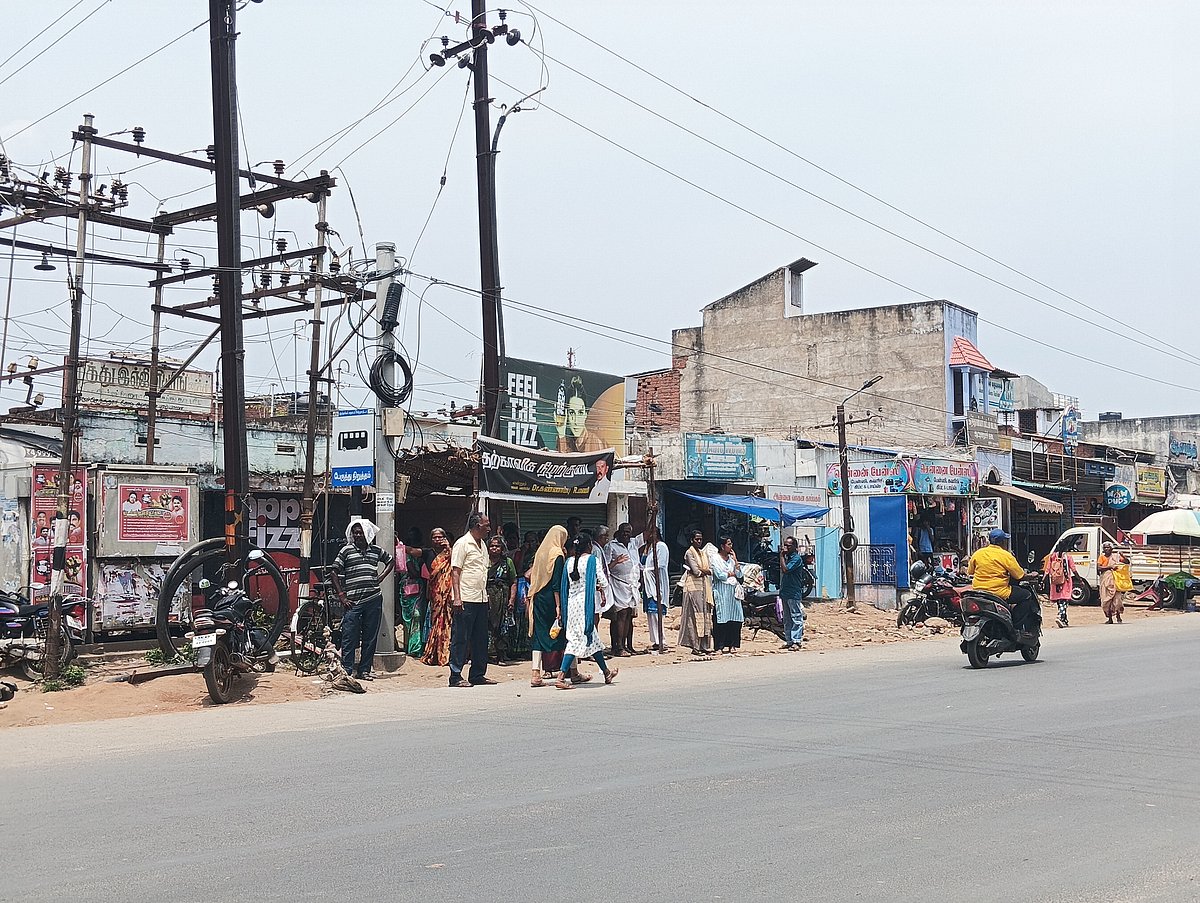 சமாதானபுரம்: அகற்றப்பட்ட பேருந்து நிறுத்த நிழற்குடைகள் அமைக்கப்படுமா? - வெயிலில் சிரமப்படும் பயணிகள்