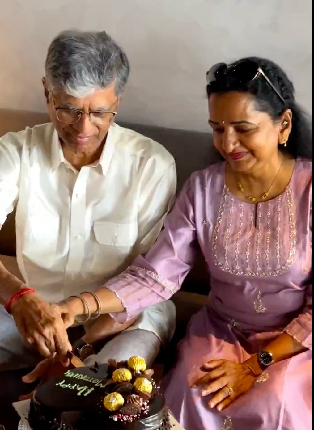 எவ்வளவோ தொந்தரவுகள் செய்திருக்கிறேன்; ஆனாலும்... - திருமண நாளில் மனைவிக்கு BMW காரை பரிசளித்த SAC