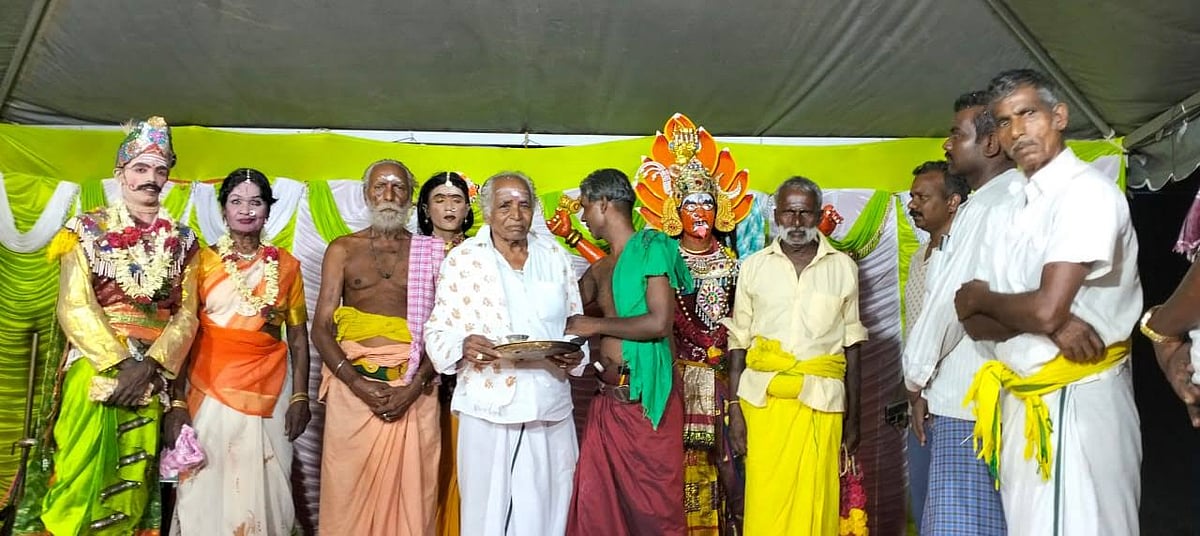 ``காத்தவராயன் கதைப்பாட்டை மூன்றாம் தலைமுறைக்கு கடத்தியவர் - மறைந்த கிராமியக் கலைஞர் வெங்கடேசன்!