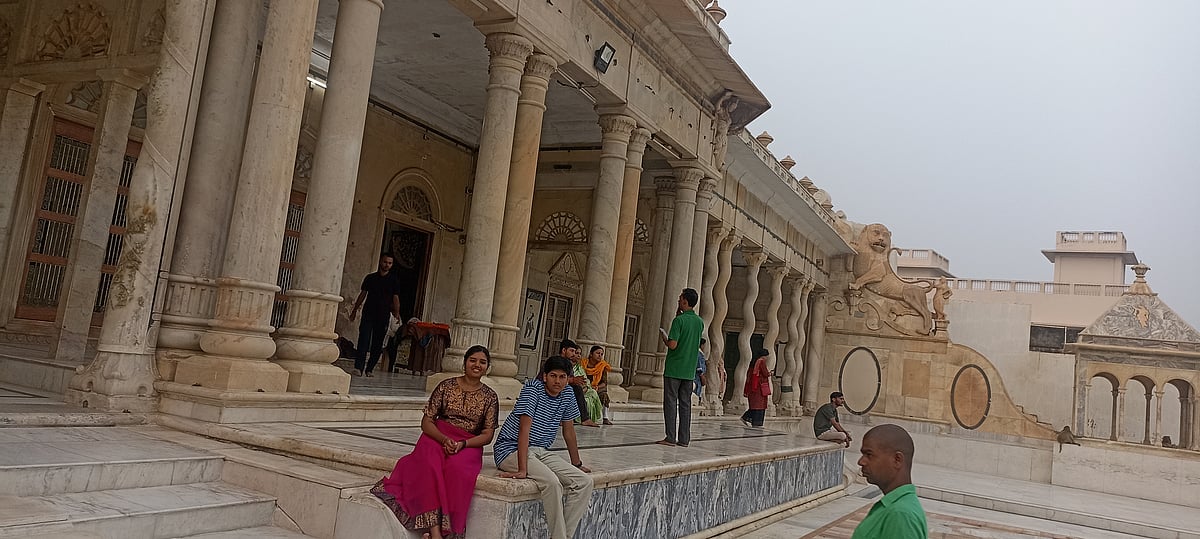 Travel Contest :  மண்ணில் படுத்துப்புரண்ட  பக்தர்கள்! - கிருஷ்ணர் வளர்ந்தது இங்குதானா?