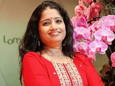 கடல் தாண்டிய சொற்கள்: `அடிமைத்தனத்திலிருந்து மீளுதல் கறுப்பினப் பெண்களின் குரலாக கவிஞர் மாயா ஏஞ்சலோ