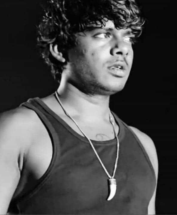 கழுத்தில் புலிப்பல் டாலர் மாலையுடன் வேடன்