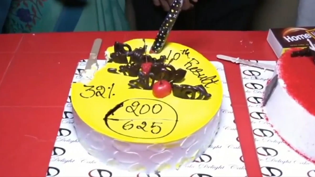 10th All Fail: ``தேர்வில்தான் தோல்வி, வாழ்க்கையில் அல்ல - மகனுக்கு பெற்றோர் கேக் வெட்டி ஊக்கம்