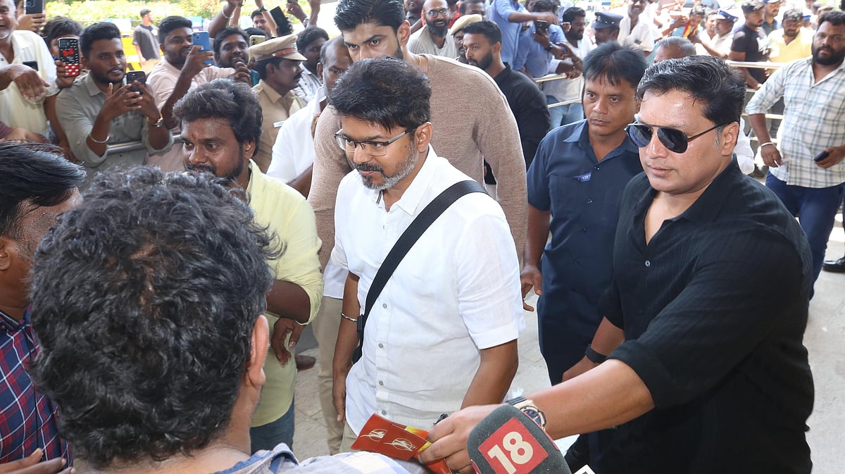 விஜய்க்கு சால்வை போட முயன்ற ரசிகர்; தலையை நோக்கிவந்த துப்பாக்கி? - மதுரையில் என்ன நடந்தது?