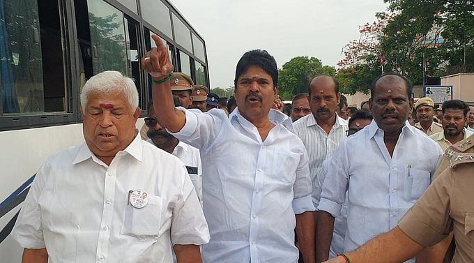 கைது செய்யப்பட்ட அதிமுகவினர்