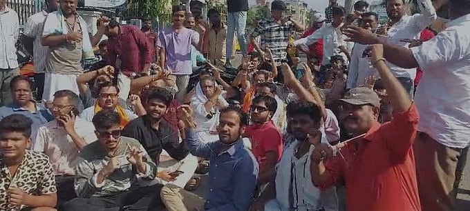 NEET exam: `பூணூல் கூடாது  மாணவனுக்கு நடந்த சம்பவம்; கர்நாடகாவில் வெடித்த போராட்டம்..