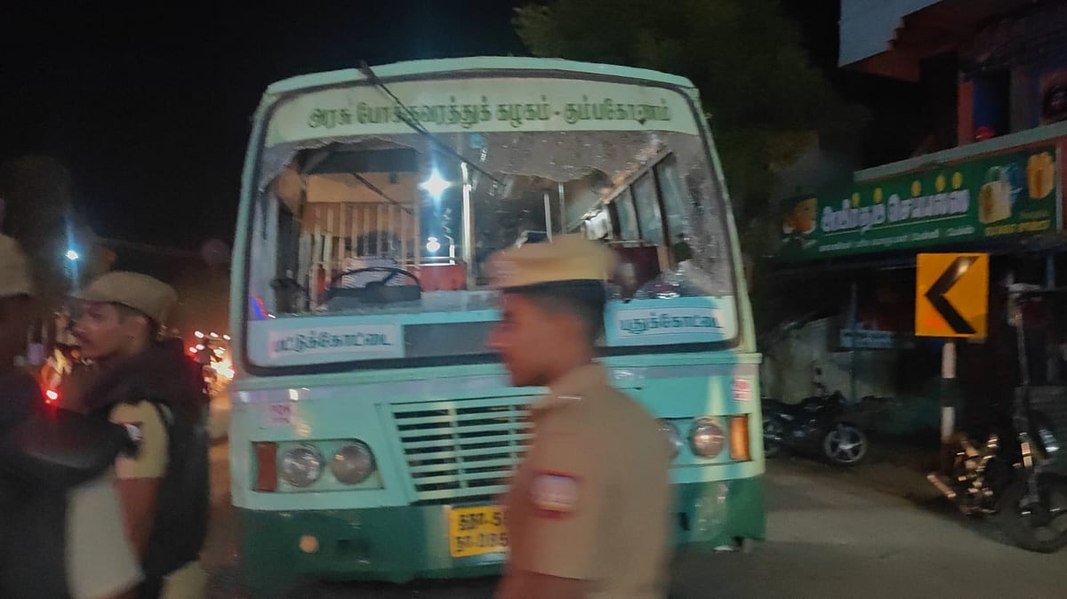 கோயில் விழாவில் வெடித்த மோதல்; அரிவாள் வெட்டு... குடிசைகளுக்கு தீ வைப்பு! - புதுக்கோட்டையில் பதற்றம்