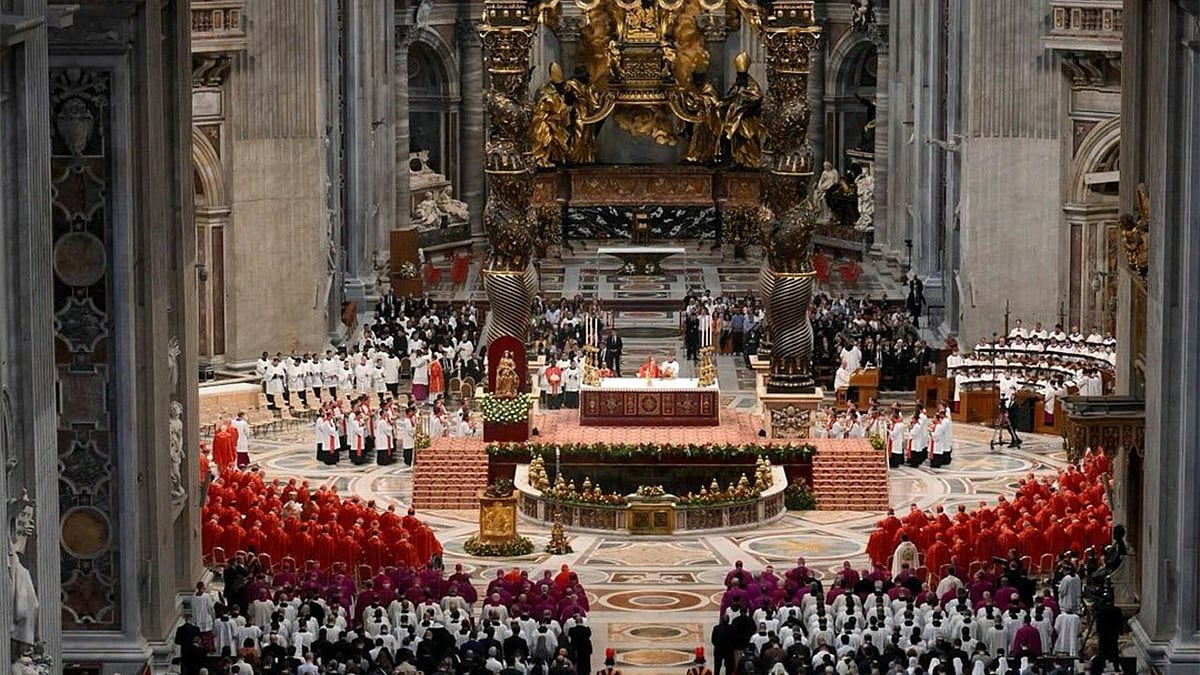 Pope: வெளியேறிய வெள்ளை புகை; வாடிகனில் புதிய போப் ஆண்டவர் தேர்வு!