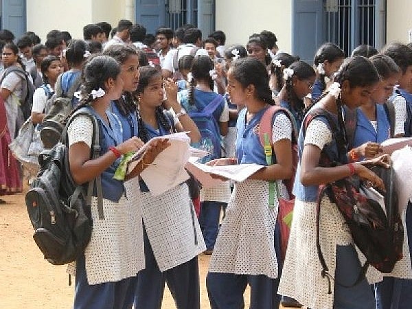 வெளியாகும் +2 தேர்வு முடிவுகள்: என்ன படிக்கலாம் என்பதில் குழப்பமா?- இதோ உங்களுக்கான தகவல் மைய எண்!