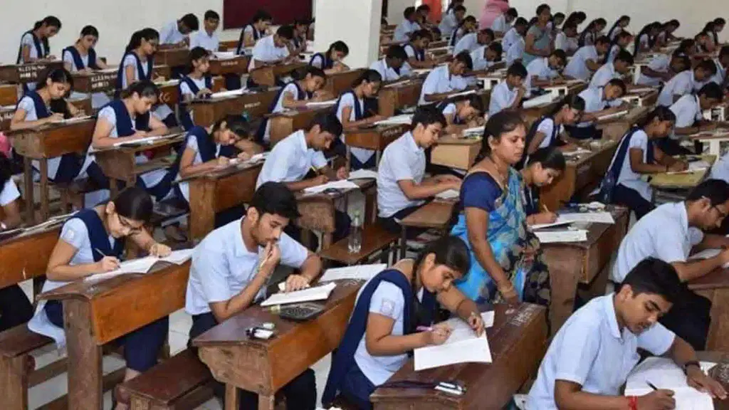பன்னிரண்டாம் வகுப்பு மாணவர்கள்