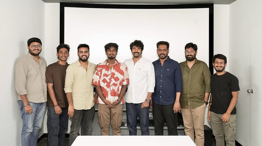 டூரிஸ்ட் பேமிலி படக் குழுவுடன் சிவகார்த்திகேயன்