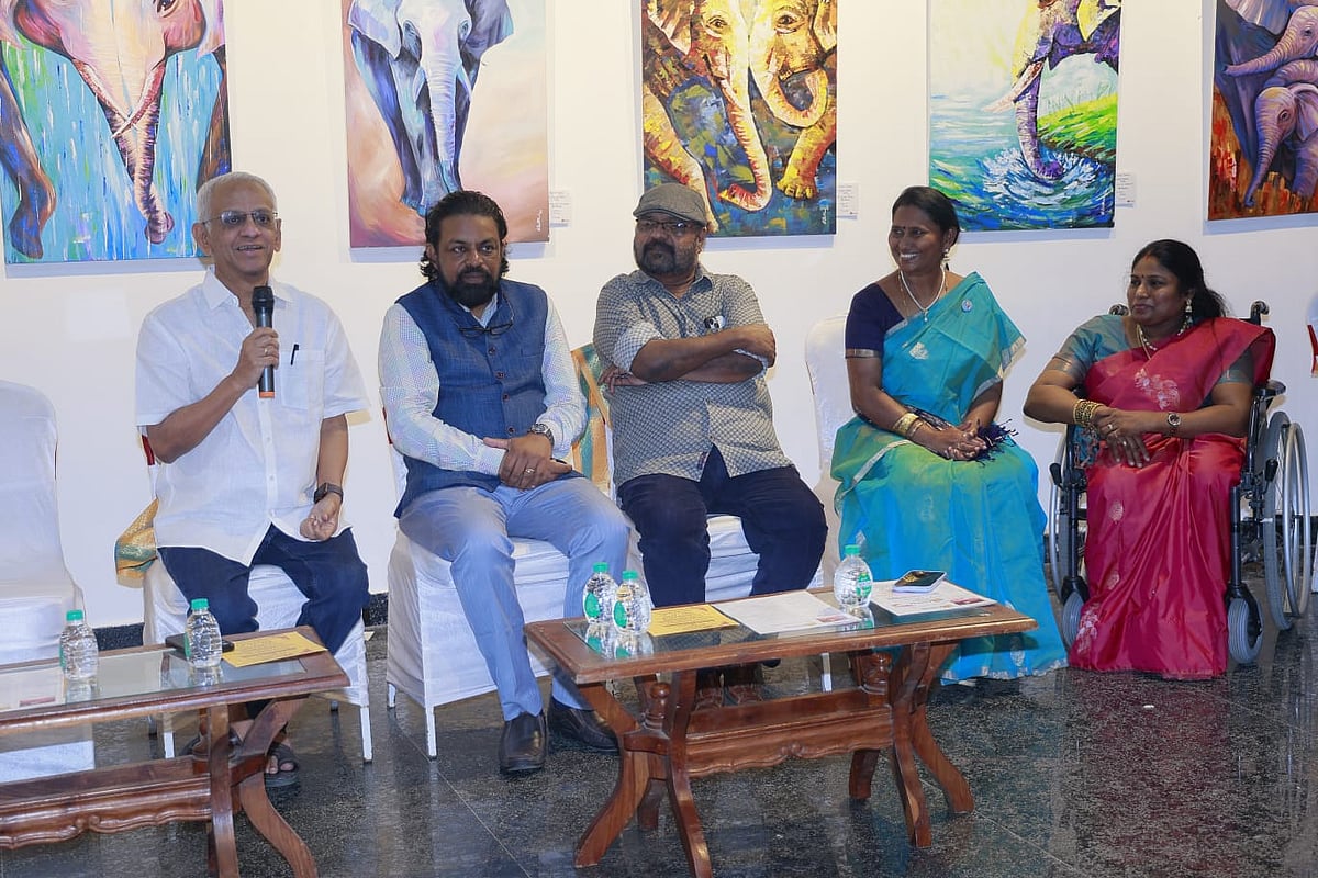 சக்கர நாற்காலியே கால்கள்; உலகம் முழுவதும் மாணவர்கள்... சுழலும் ஓவியர் சக்திராணி!