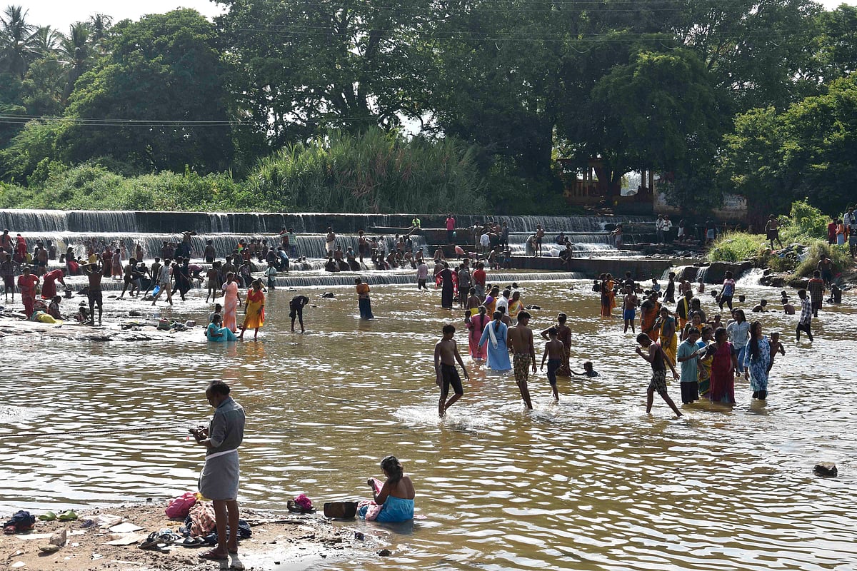சித்திரை திருவிழா: தேனி வீரபாண்டி கௌமாரியம்மன் கோவில் திருத்தேரோட்டம் | Photo Album