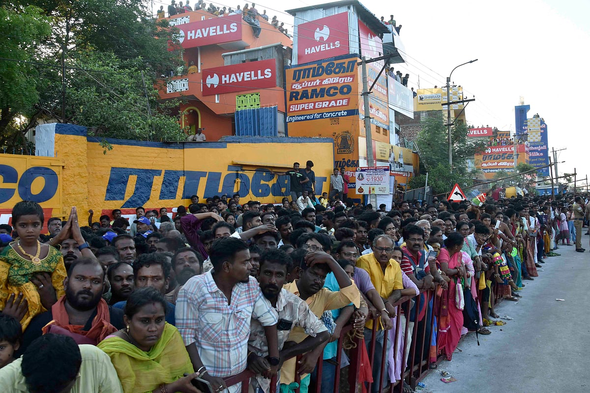 மதுரை குலுங்க பச்சை பட்டுடுத்தி வைகை ஆற்றில் எழுந்தருளிய கள்ளழகர் | Photo Album