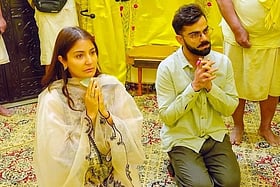 Kohli: ஓய்வு அறிவிப்பிற்குப் பிறகு ஆசிரமத்தில் வழிபாடு... வைரலாகும் படங்கள் | Photo Album