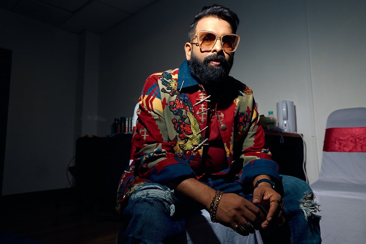 Santhosh Narayanan : `உதித் நாராயன் சார், நீங்களா..! - இலங்கை இளைஞரின் செயலைப் பகிர்ந்த SaNa