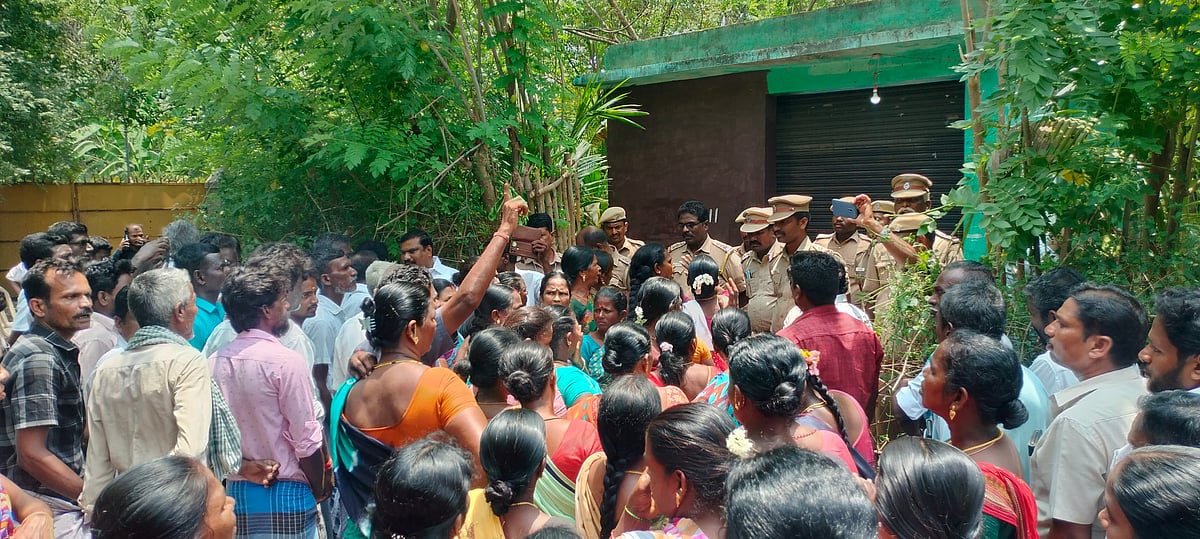 TASMAC: `இந்திரா நினைவு குடியிருப்பில் டாஸ்மாக் திறப்பு - முற்றுகையிட்டு போராடும் மக்கள்