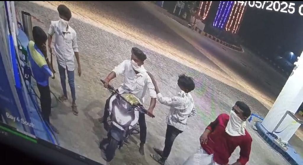 பெட்ரோல் பங்க்கில் பெட்ரோல் குண்டு வீசிய நபர்கள்