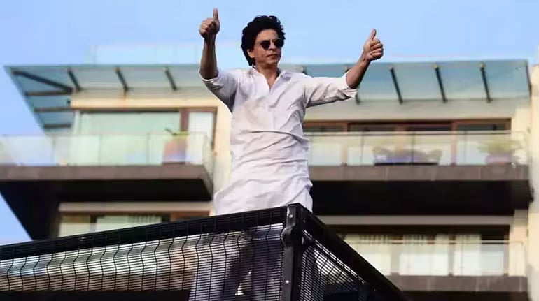 Bollywood: நண்பரின் Real Estate நிறுவனத்தில் முதலீடு செய்த அமிதாப்பச்சன், ஷாருக்கான்; பின்னணி என்ன?