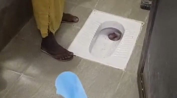 டாய்லெட்டுக்குள் குழந்தை சடலம்