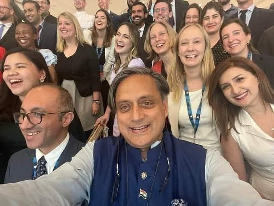 US: ``நான் எதிர்க்கட்சிக்காக வேலை செய்கிறேன், ஆனால்.. - அமெரிக்காவில் சசி தரூர் பேசியது என்ன?