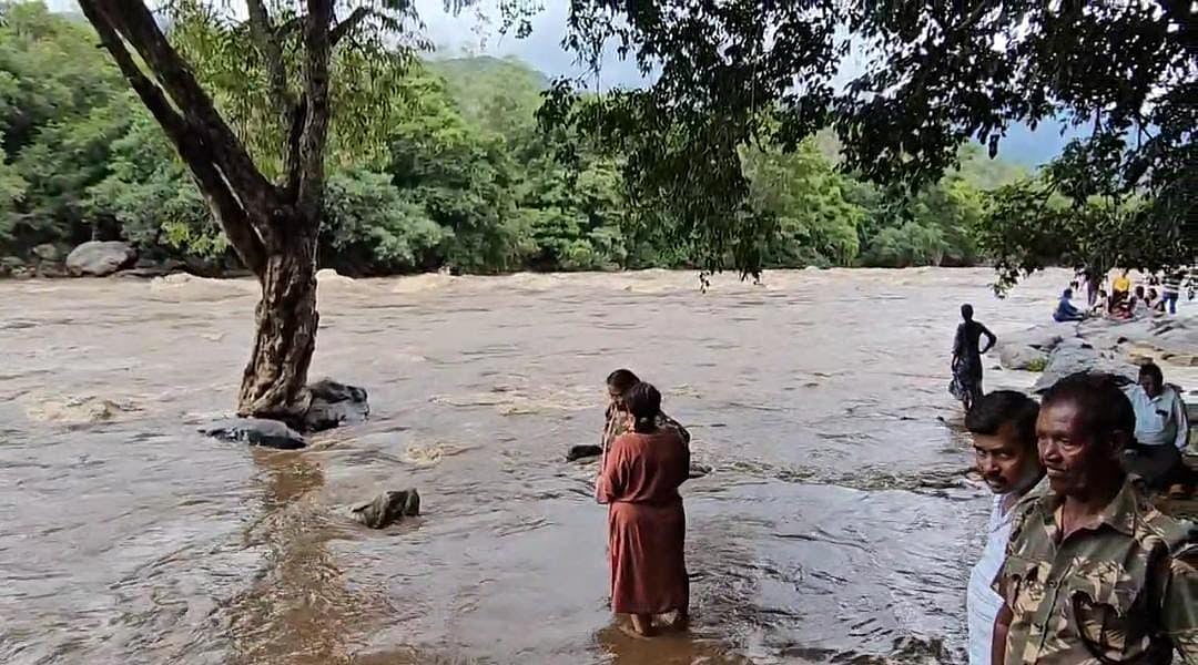 `ரெட் அலர்ட், ஒரே நாளில் 2 பக்தர்கள் உயிரிழப்பு.. - வெள்ளியங்கிரி மலை ஏற தடை விதித்த வனத்துறை