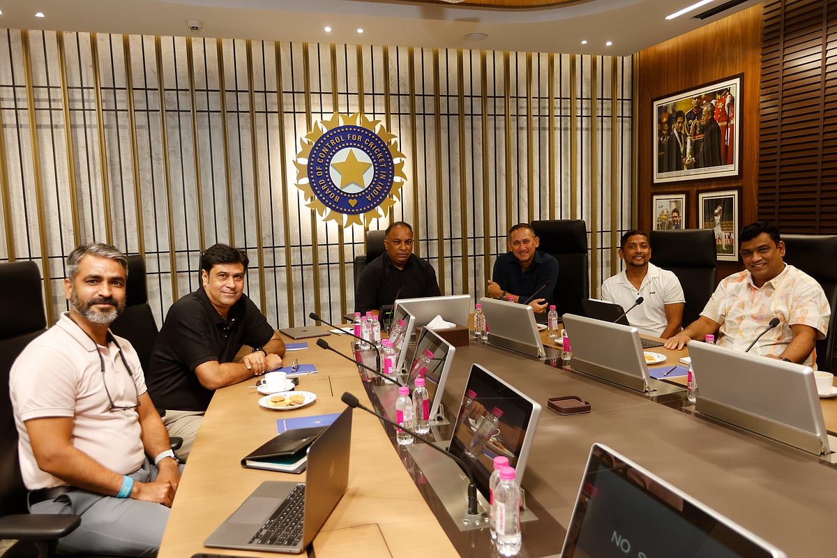 Sarfaraz: வாய்ப்பின் வாசற்படியோடு அனுப்பப்பட்ட சர்ஃபராஸ்; அகர்காரின் சப்பைக்கட்டு; எழும் கேள்விகள்!