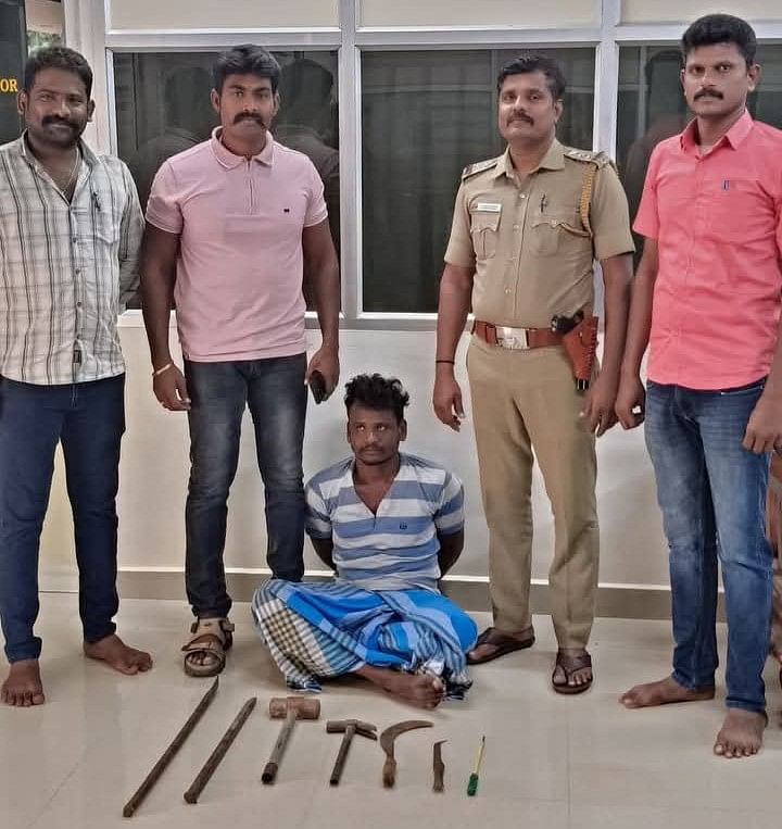 பறிமுதல் செய்யப்பட்ட ஆயுதங்கள்